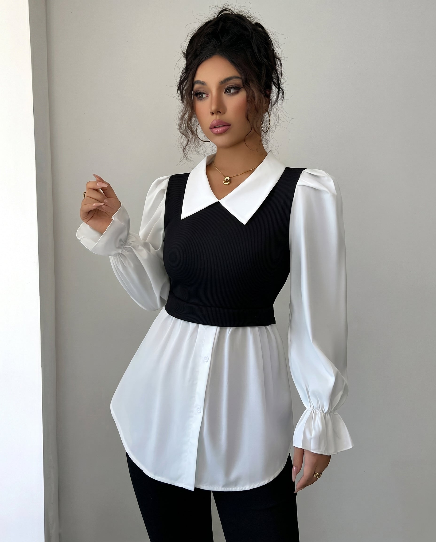 Blouse 2-en-1 noire et blanche à col large — vue 1